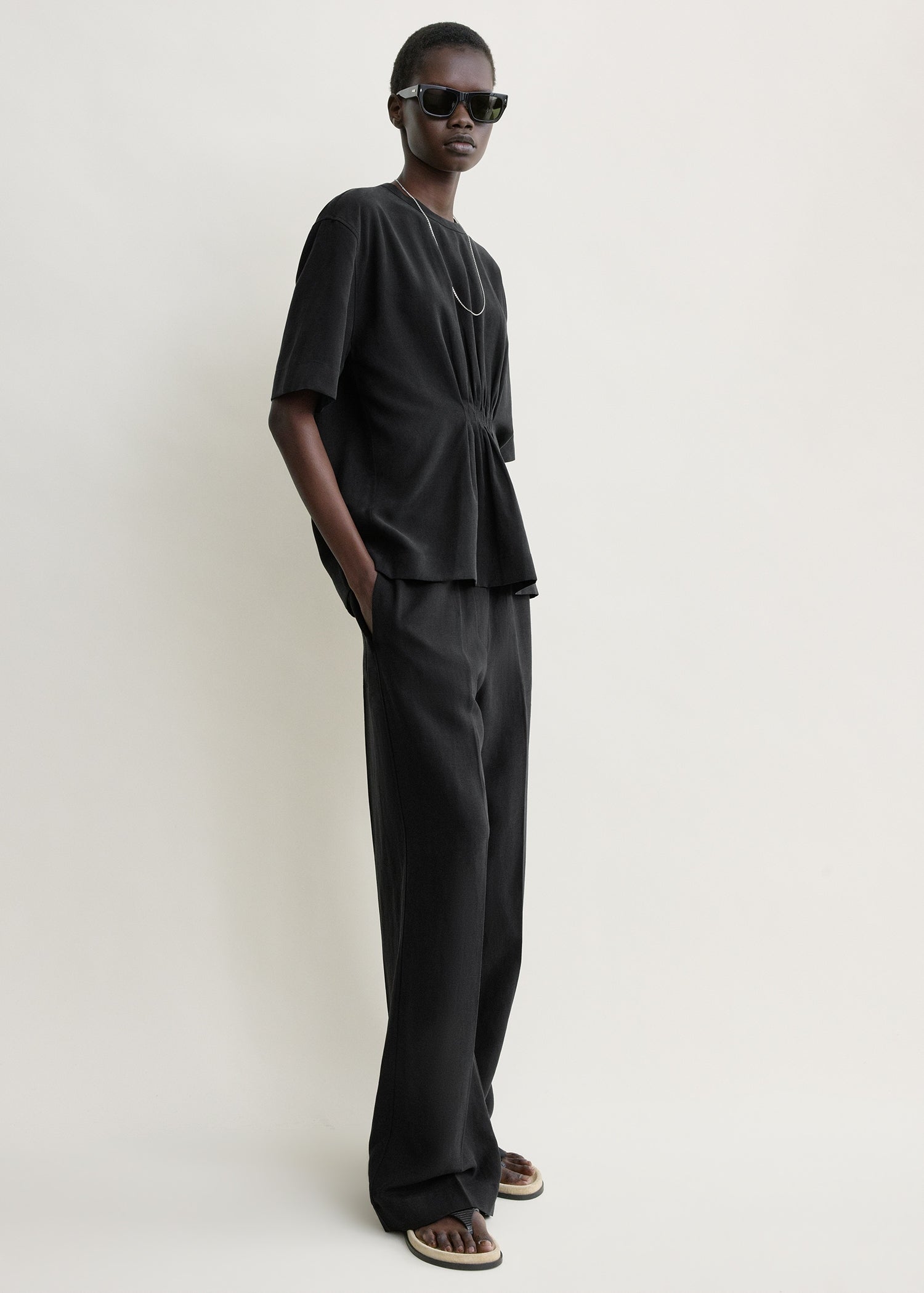 Toteme Studio Straight fluid tee black petite
