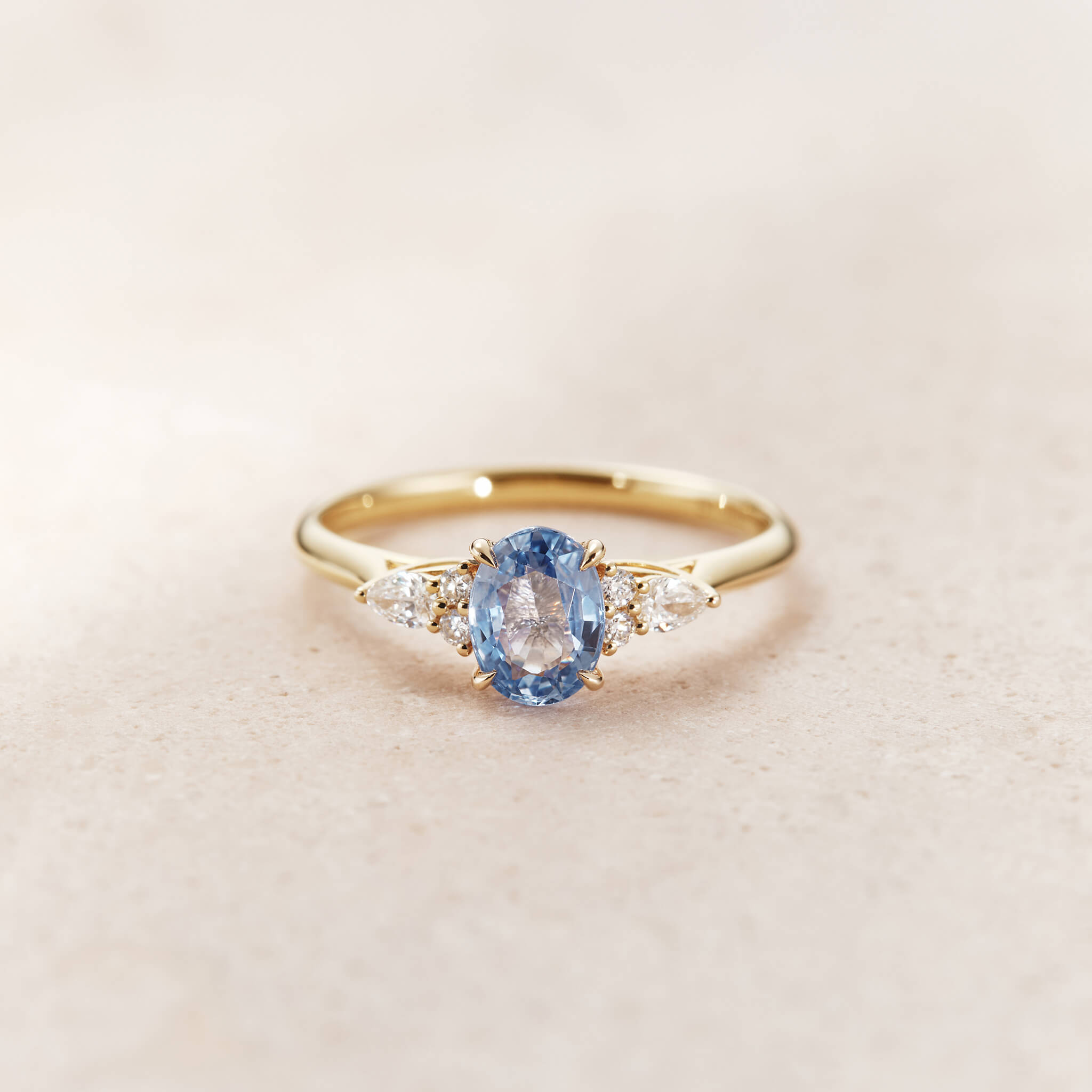 Linjer Oval Sapphire and Lab Grown Diamond Ring 14k Gold - Alruna