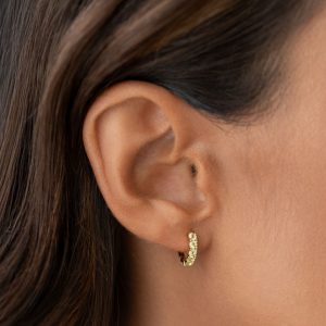 Linjer August Birthstone Huggie Earrings - Olivine