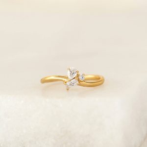 Linjer Gemstone Cluster Wavy Ring - Varena