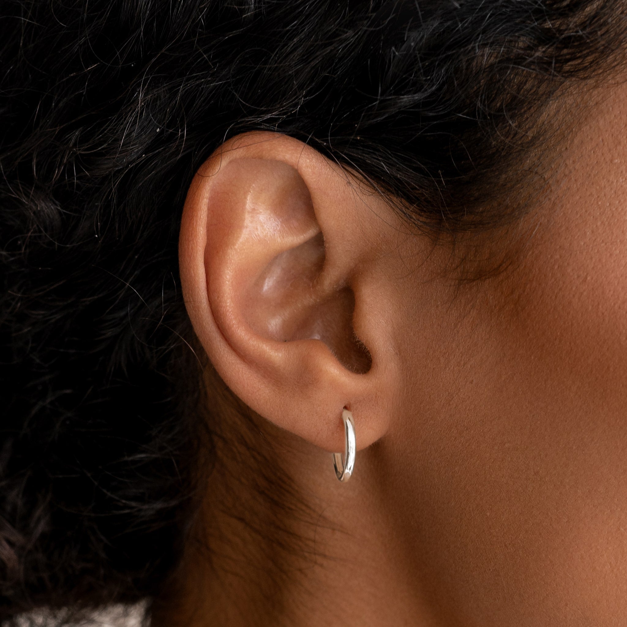 Linjer White Gold Huggie Earrings - Emilia