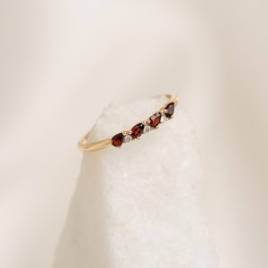 Linjer January Birthstone Pear Ring 14k Gold - Garnet and Lab Grown Diamond