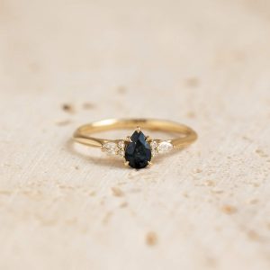 Linjer Pear Cut Sapphire and Lab Grown Diamond Ring 14k Gold - Aila
