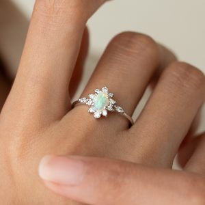 Linjer Sunburst Opal Halo Ring White Gold - Solana
