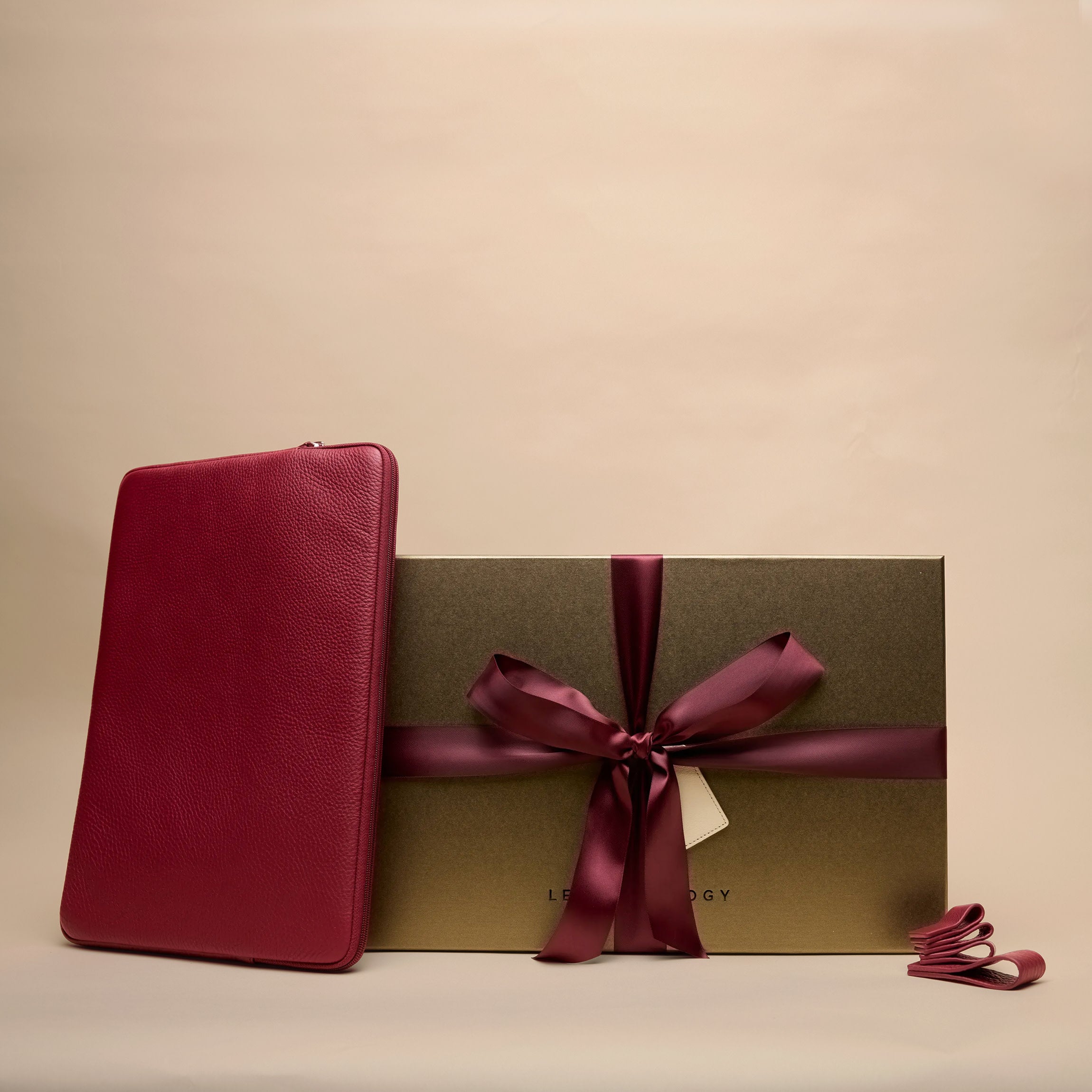 Leatherology 16 Inch Laptop Essentials Gift Set Garnet Red